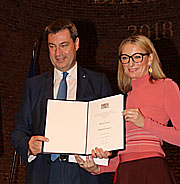 Dr. Markus Söder und Monika Gruber, ausgezeichnet mit dem Dialetkpreis Bayern 2018 als Sonderpreis des Ministerpäsidenten (©Foto. Martin Schmitz)